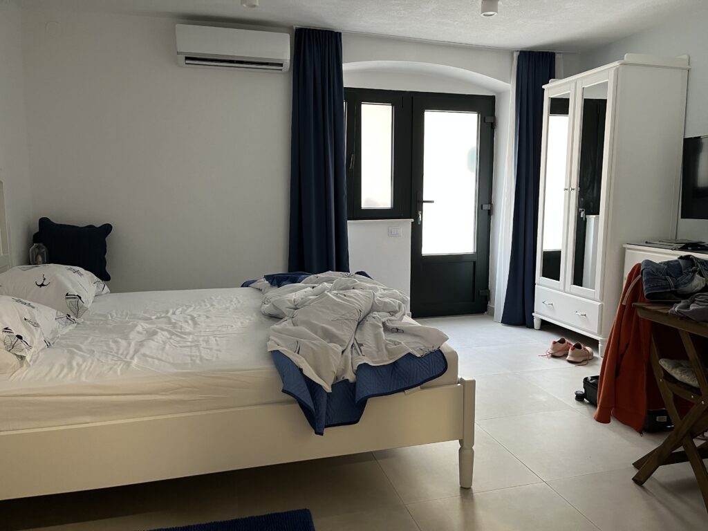 Linter-Modern Studio (Airbnb)